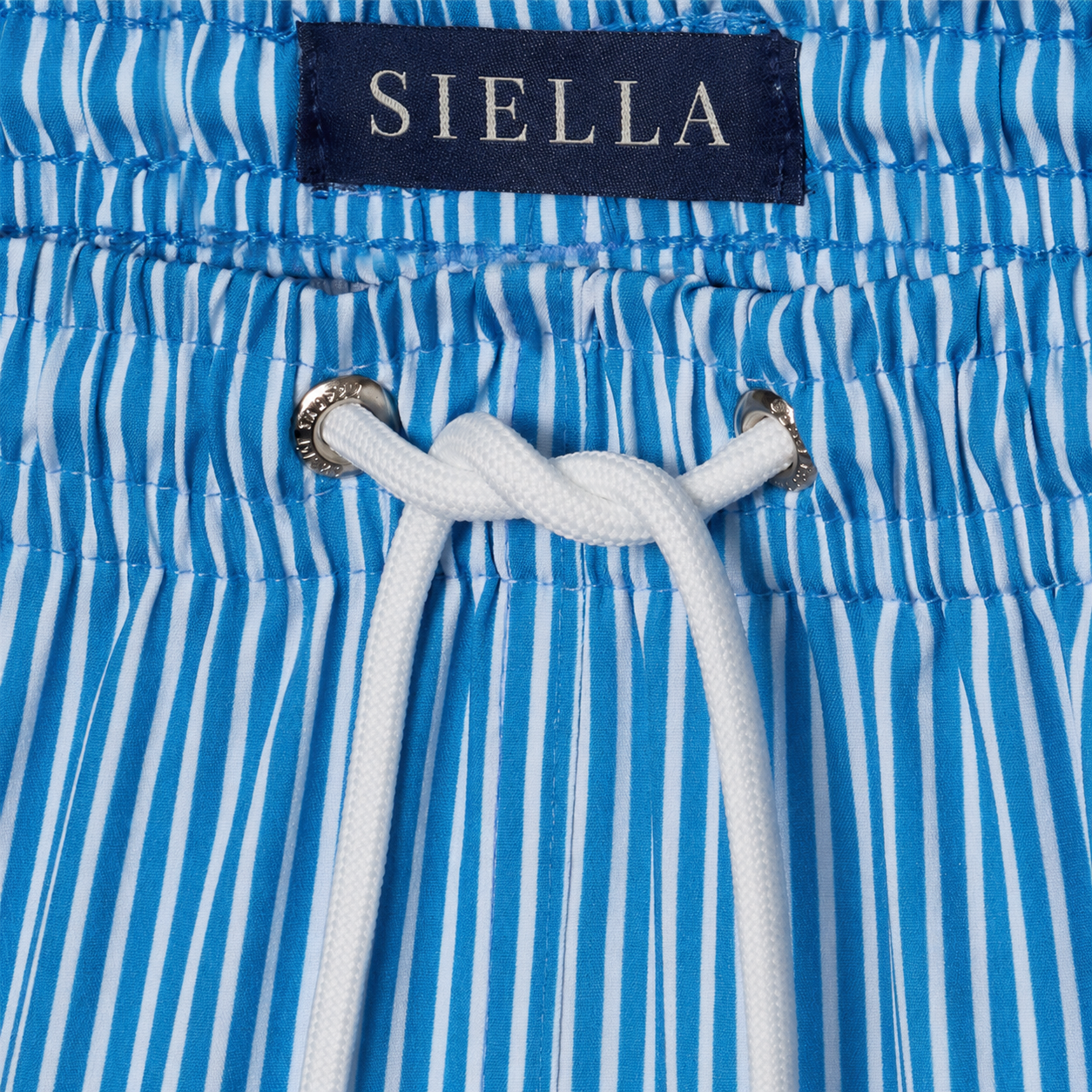 Blau-weiß gestreifte Badeshorts