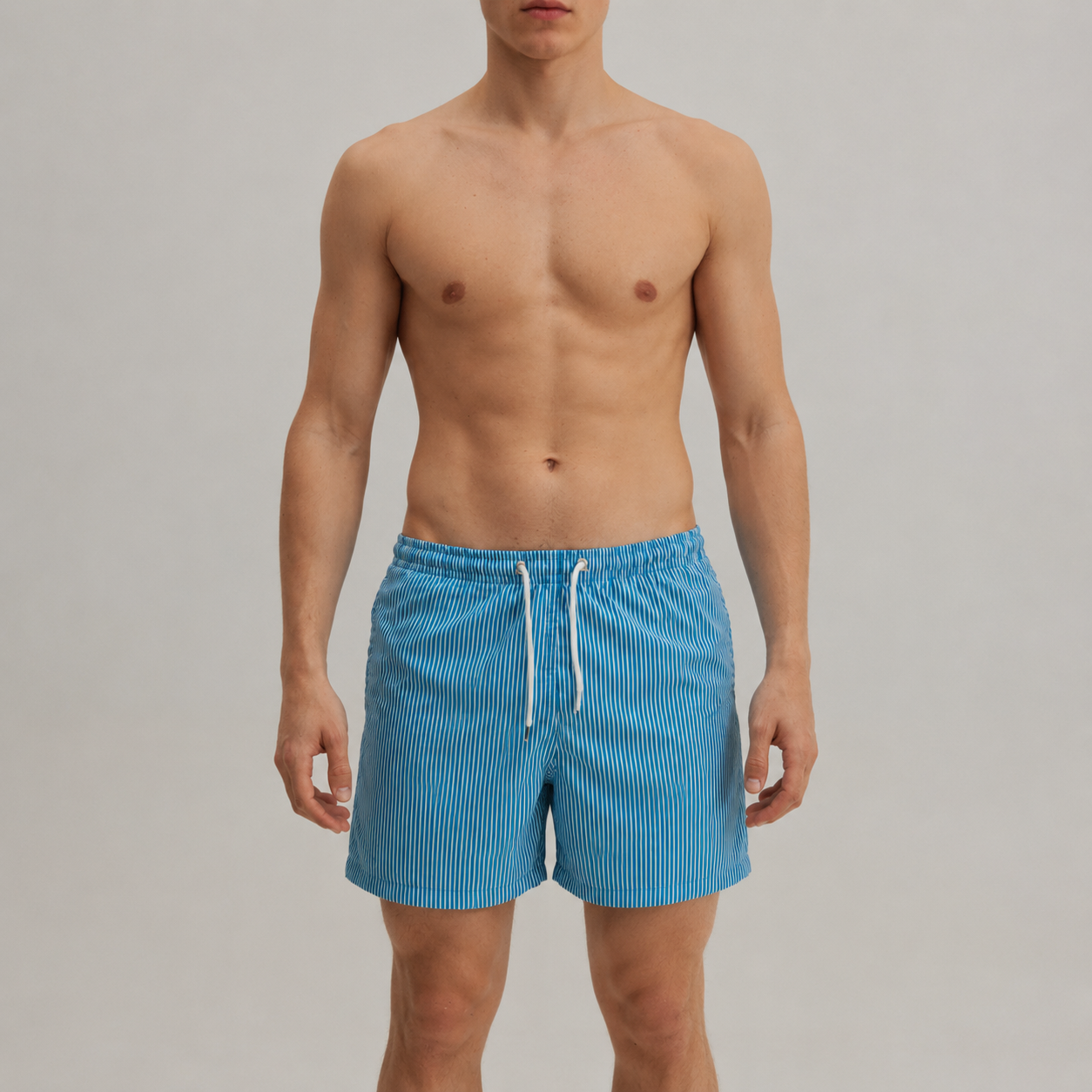 Blau-weiß gestreifte Badeshorts