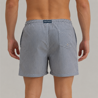 Grau-weiß gestreifte Badeshorts