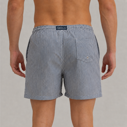 Grau-weiß gestreifte Badeshorts