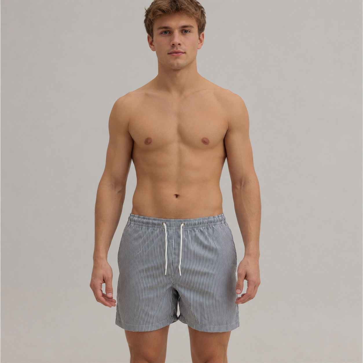 Grau-weiß gestreifte Badeshorts