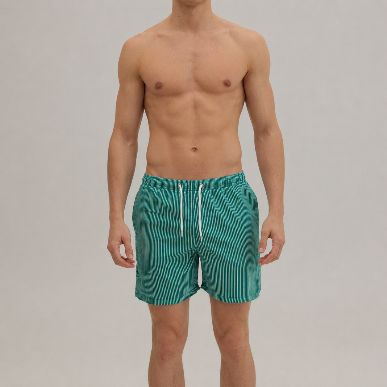 Grün-weiß gestreifte Badeshorts