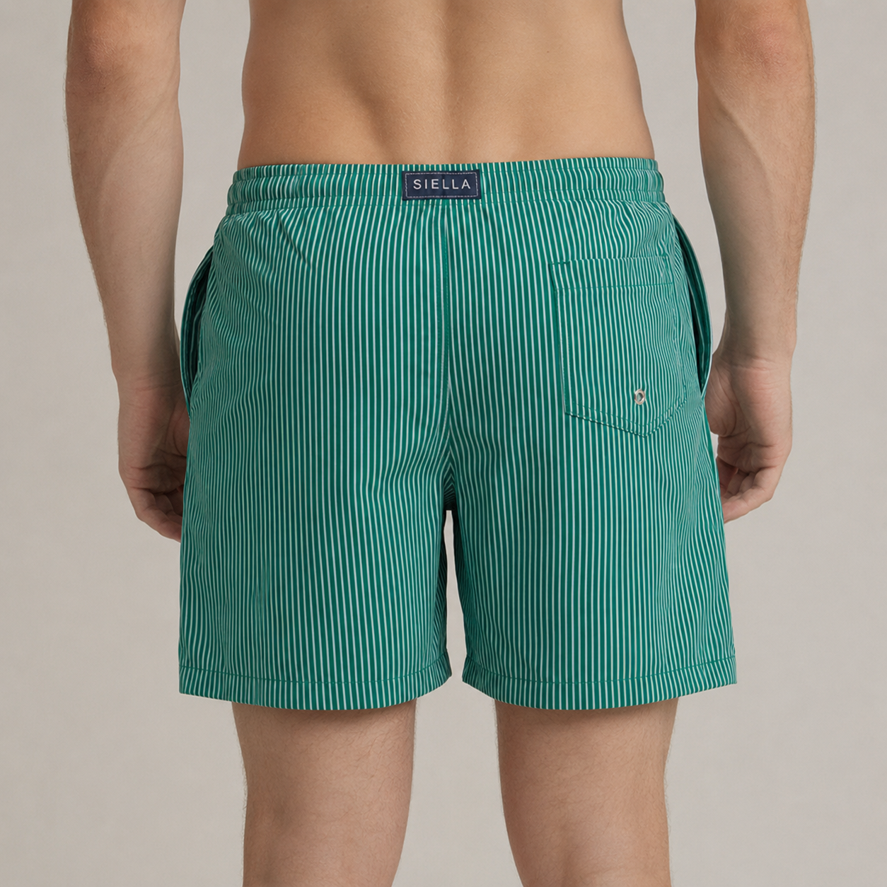 Grün-weiß gestreifte Badeshorts